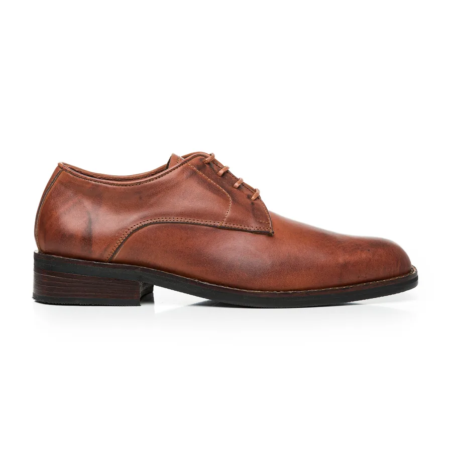 Zapato derby de cuero marrón, de perfil, sobre fondo blanco