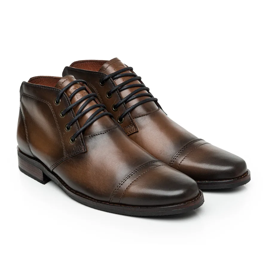 Par de botas chukka de cuero marrón oscuro sobre fondo blanco