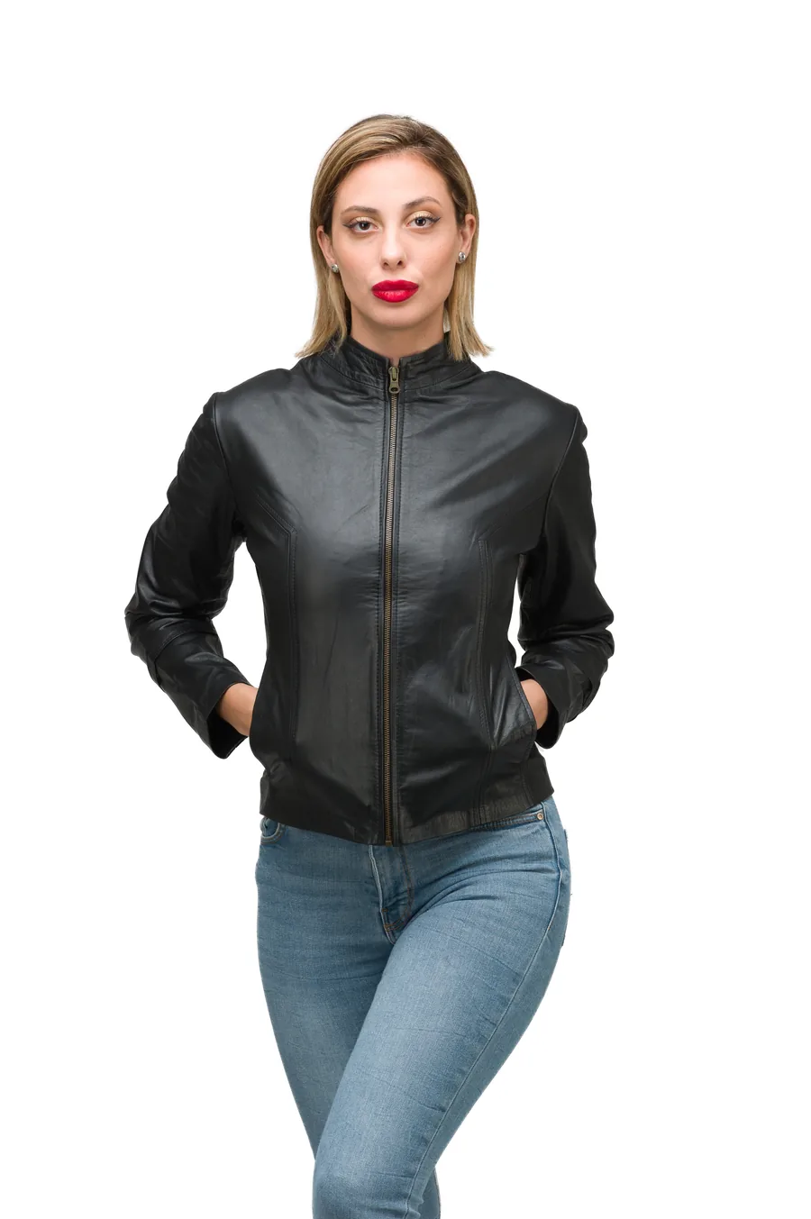 Modelo con campera de cuero negra sobre fondo blanco