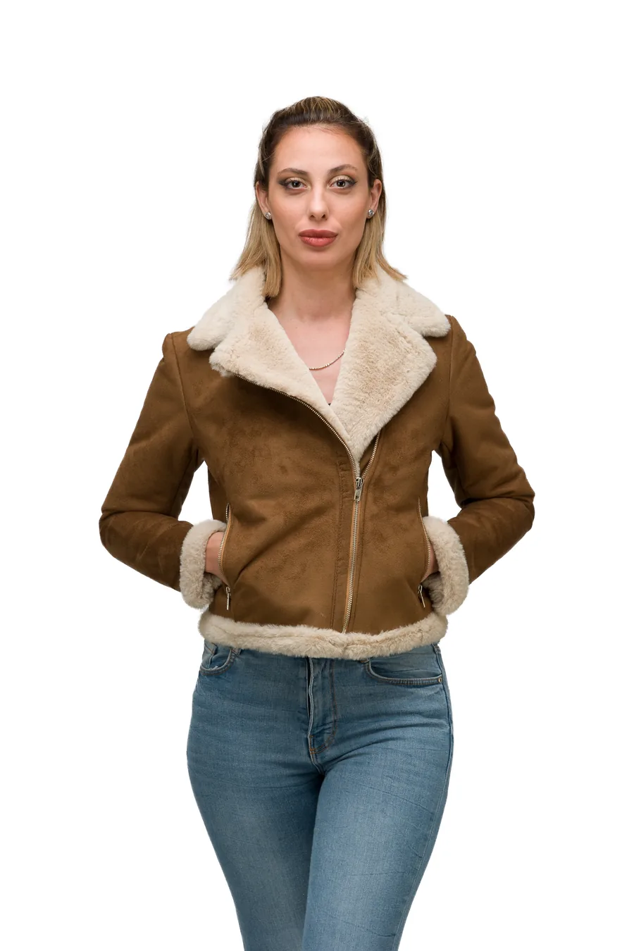 Modelo con campera de corderito sobre fondo blanco