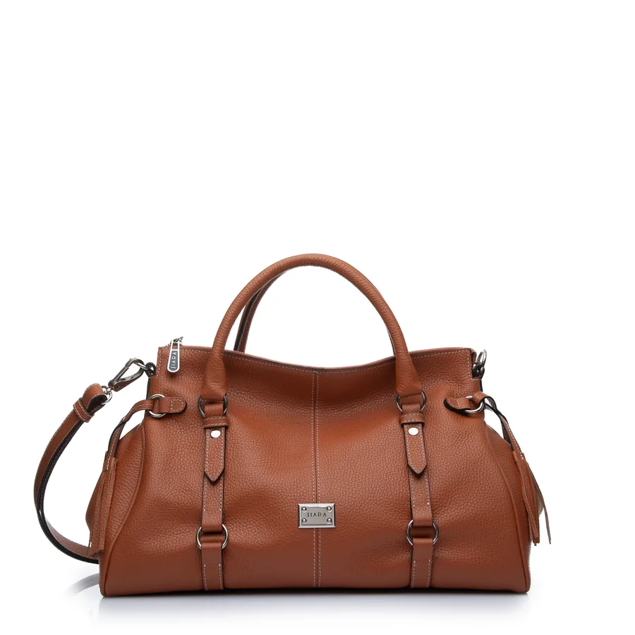 Cartera de cuero cognac con herrajes sobre fondo blanco
