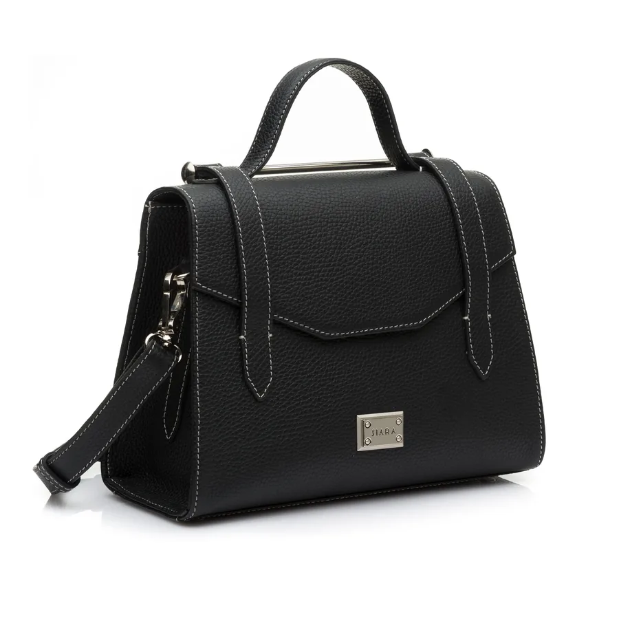 Cartera de cuero negra con herrajes plateados sobre fondo blanco