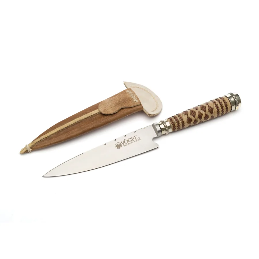 Cuchillo criollo con mango trenzado y vaina de cuero sobre fondo blanco
