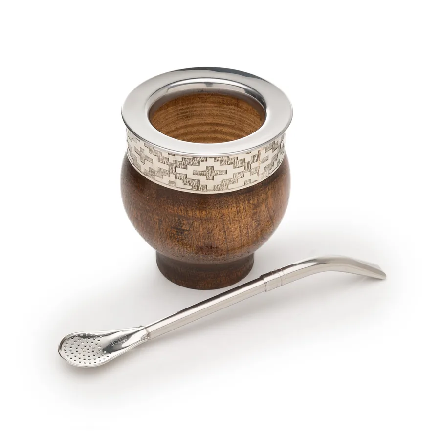 Mate de madera con virola de alpaca y bombilla sobre fondo blanco